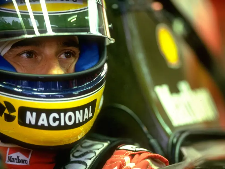 Ayrton Senna wears the Shoei helmet at the 1992 Belgian Grand Prix. The item is recognisable thanks to the precise placement of the logos and stone chips noted in the Nacional logo.