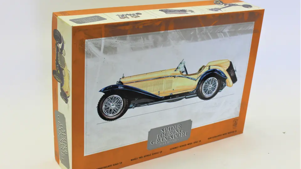 Alfa Romeo Gran Sport Touring Spider, 1:8 Scale Model by Pocher