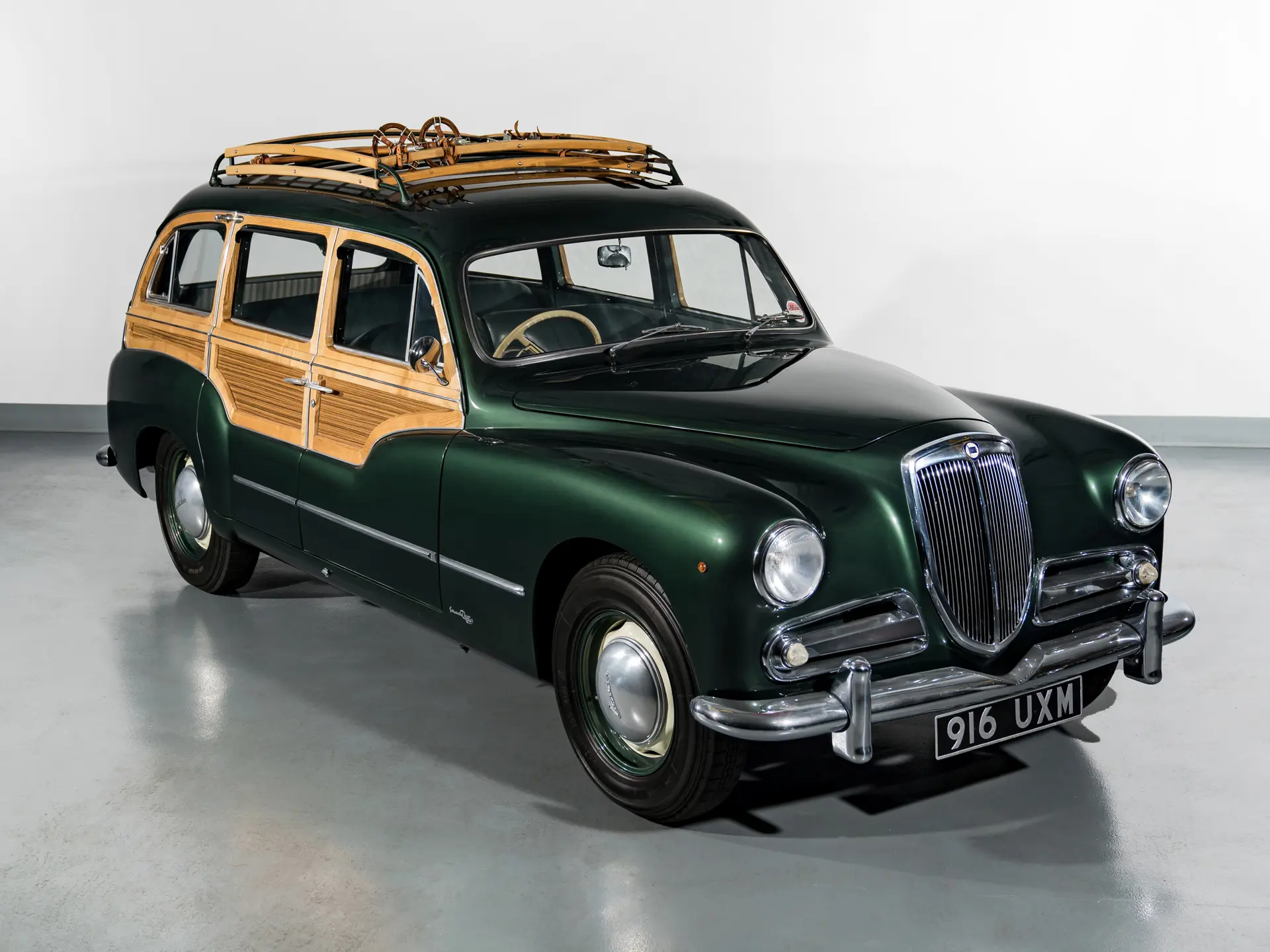イタリア製ワゴン 1952 Lancia Aurelia B53 Giardinetta by Viotti | Monterey 2022 | RM