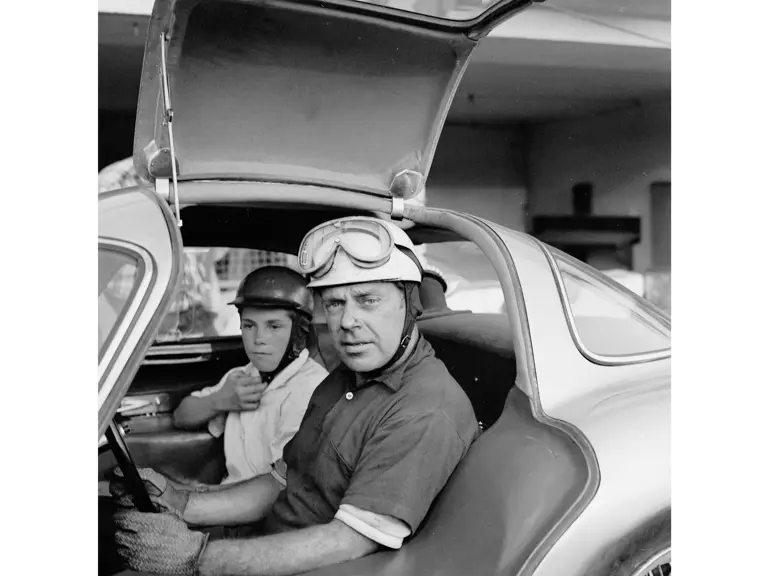 Rudolf Uhlenhaut und sein Sohn Roger mit einem Mercedes-Benz Rennsportprototyp 300 SLR (W 196 S), während den Testfahrten auf der Monzabahn, im August 1955. 

Rudolf Uhlenhaut and his son Roger on a Mercedes-Benz 300 SLR (W 196 S)racing car prototype, during the test runs on the Monza race track in August 1955. 