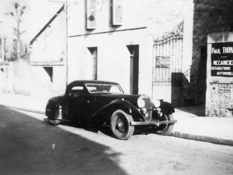 Chassis no. 57524 photographed in front of the garage of Paul Thomas during Louis Dubreuil’s ownership.