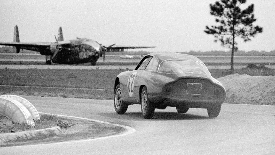 Chassis number 0200 at the 1962 12 Hours of Sebring. Chassis number 0200 at the 1962 12 Hours of Sebring.