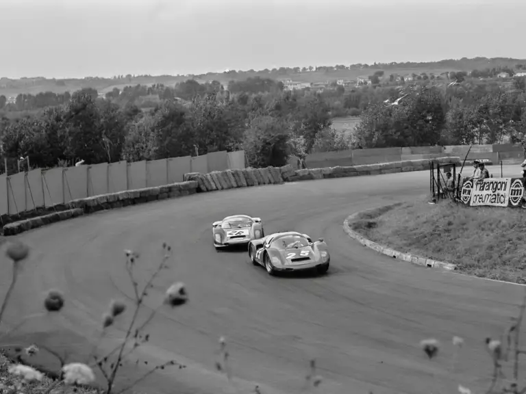 1968 500km Imola: Chassis no. 906-115 at the 500 km Imola, where it finished 4th overall and 1st in class.