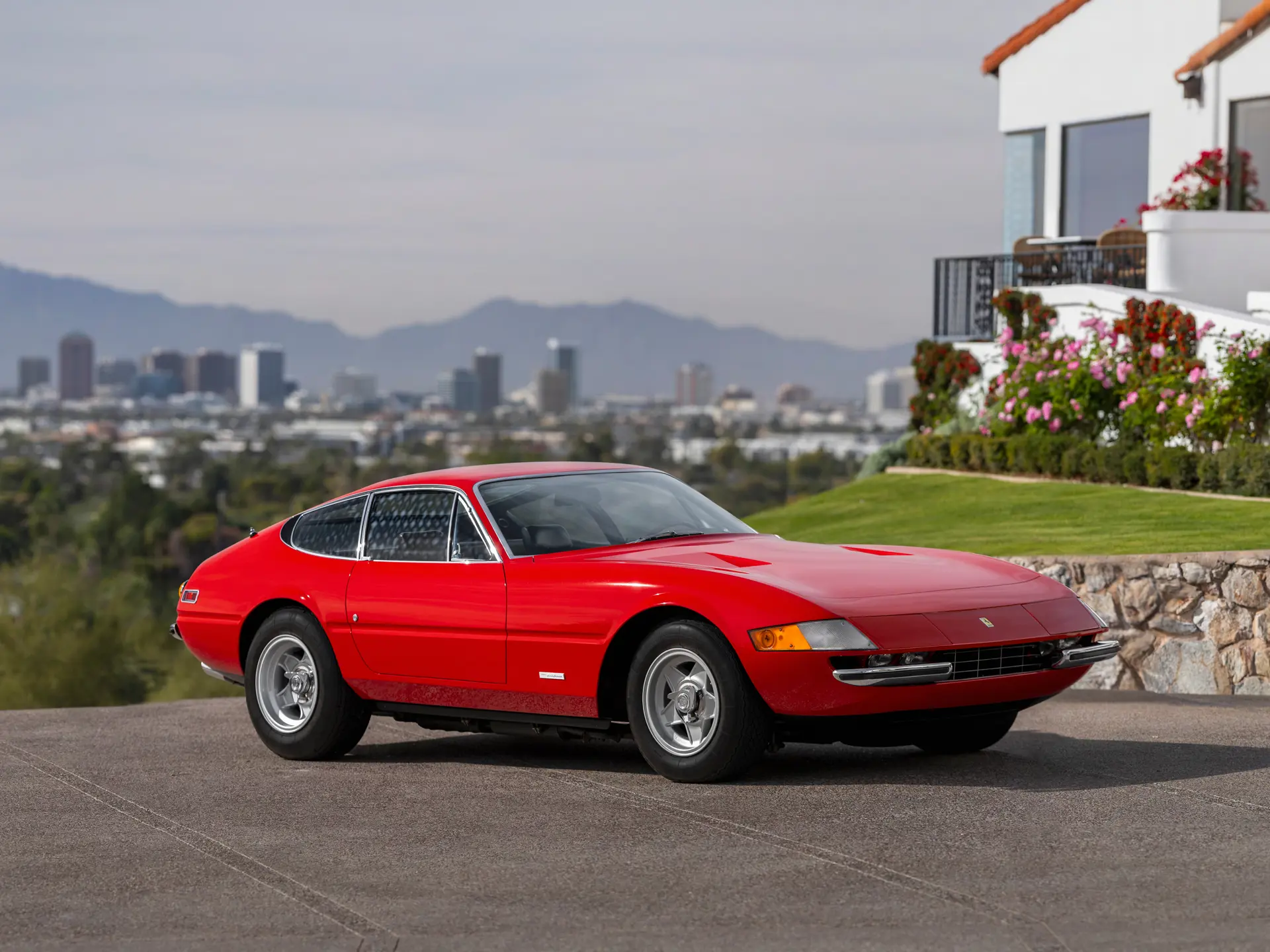 Ferrari 365GTB Daytona ストリート　1976年　レッド 1970 Ferrari 365 GTB/4 Daytona Berlinetta by Scaglietti | Sealed