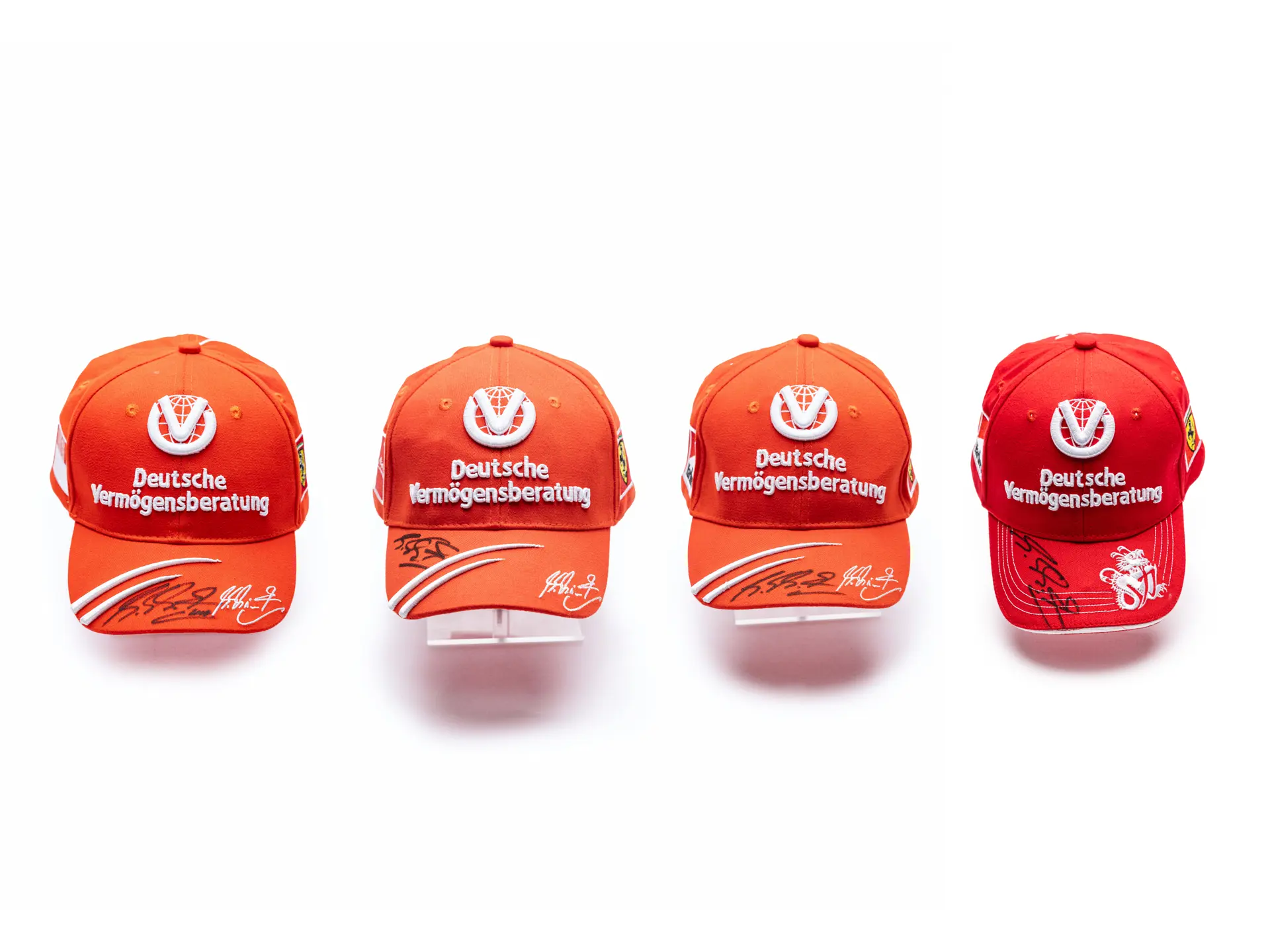 Collection Michael Schumacher - Lot Avec Bases, Casquettes, Drapeaux & Voitures En Métal