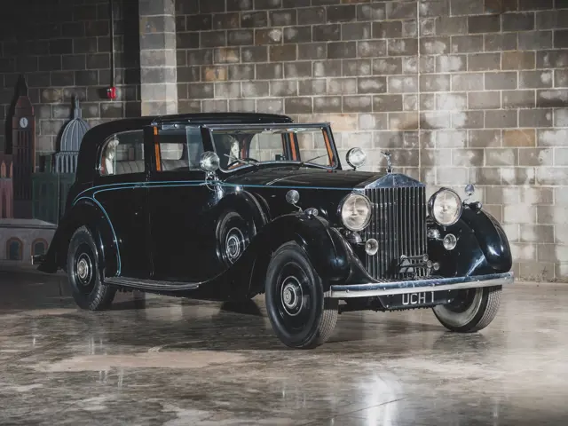 1937 Rolls-Royce Phantom III Sedanca de Ville by H.J. Mulliner | The Guyton  Collection | RM Sotheby's