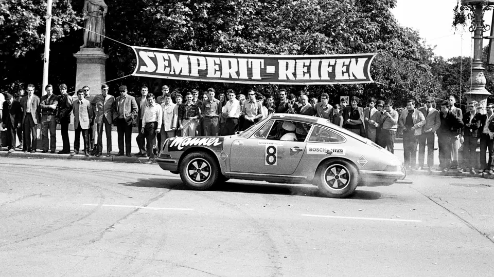 Joginder Singh behind the wheel of the 911 S during the 1969 Internationale Semperit Rally.