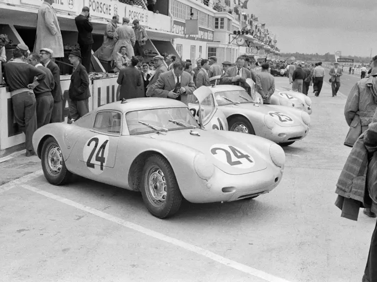  Chassis 550A-0104 (car no. 25) at the 1956 running of the 24 Hours of Le Mans.