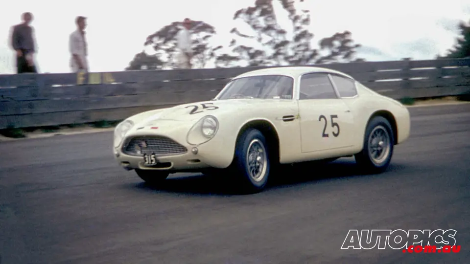 Chassis 0186/R, race #25, driven by Ian 'Pete' Geoghegan at Catalina Park, Katoomba in the Blue Mountains, New South Wales, Australia, 28th August 1962.