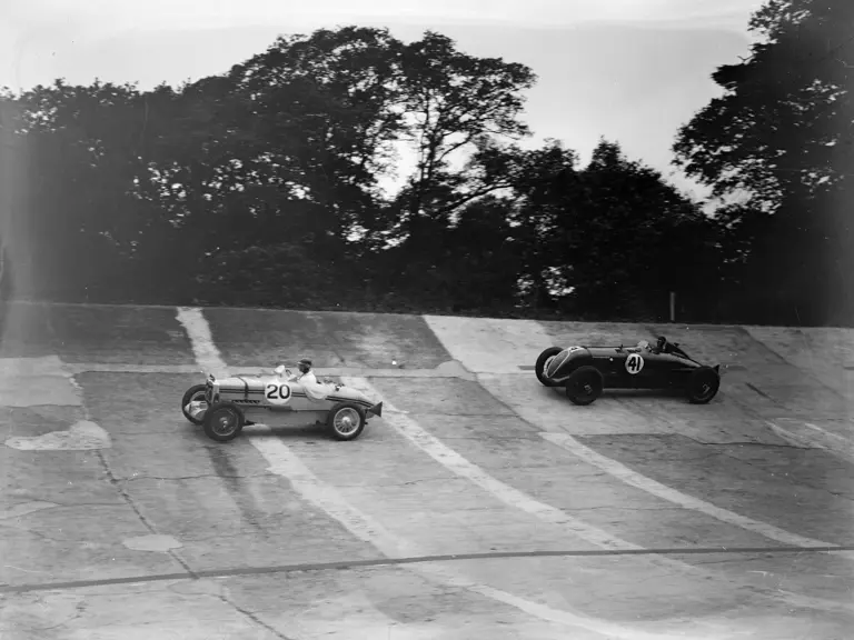 WG Everitt leads the Bentley of Earl Howe/Dudley Froy on the Brooklands banking during the 1934 BRDC 500 Miles.