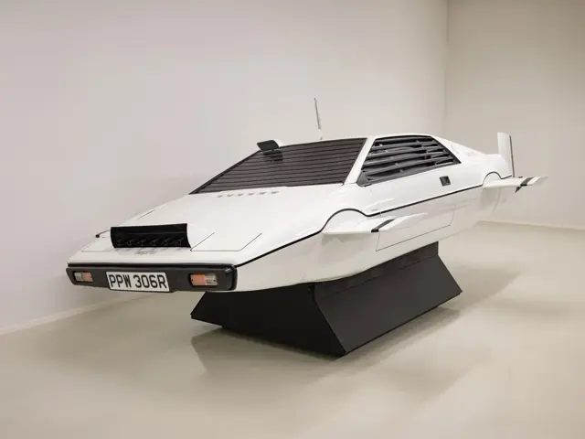 Lotus Esprit S1 'The Spy Who Loved Me' Film Prop Display | The
