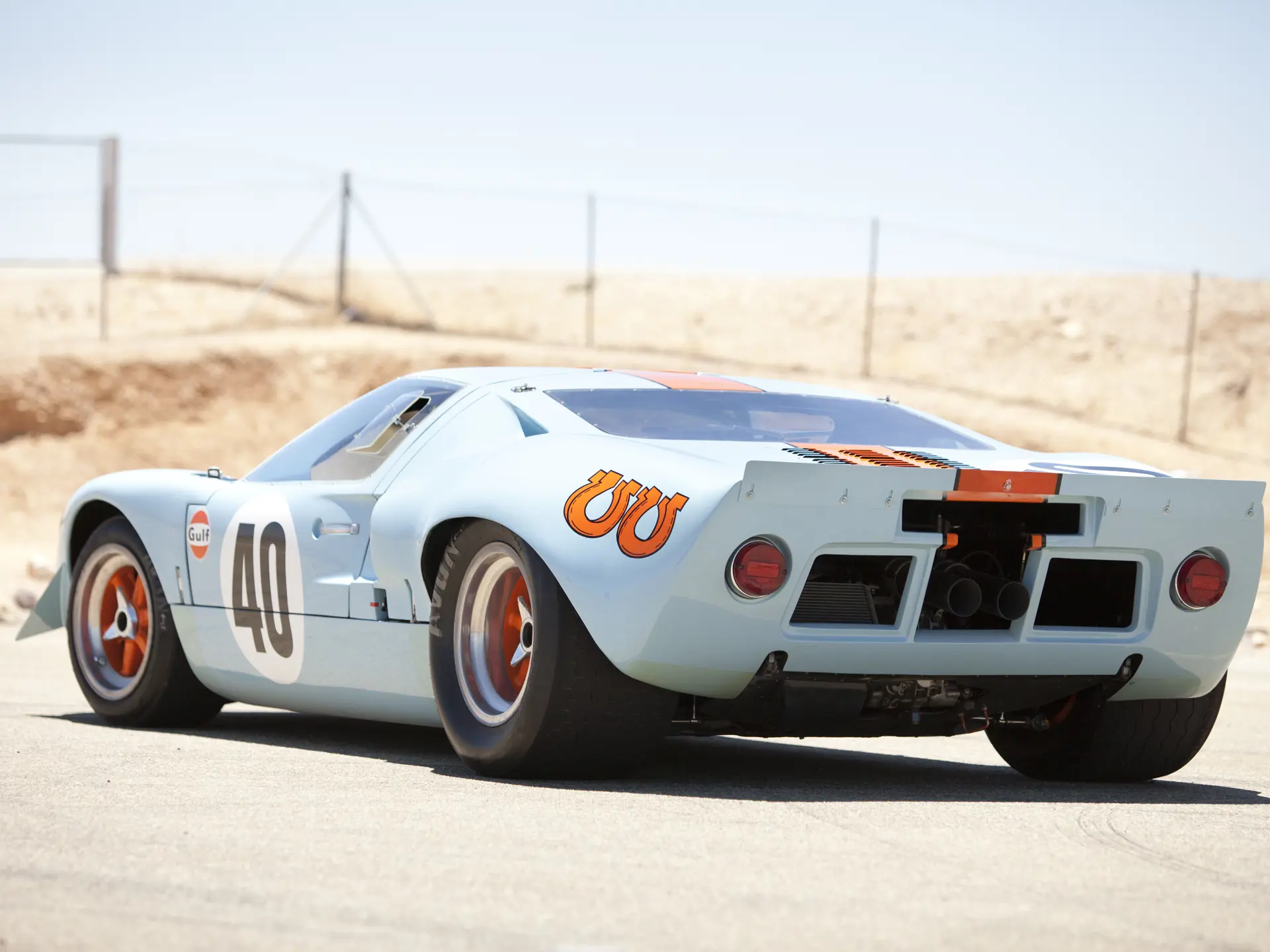 1968 Ford GT40 Gulf/Mirage Lightweight Racing Car - imagen 1