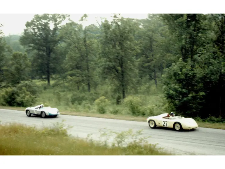 Bill Wuesthoff running behind Ernest Erickson´s Porsche at Elkhart Lake. (Tom Schultz)