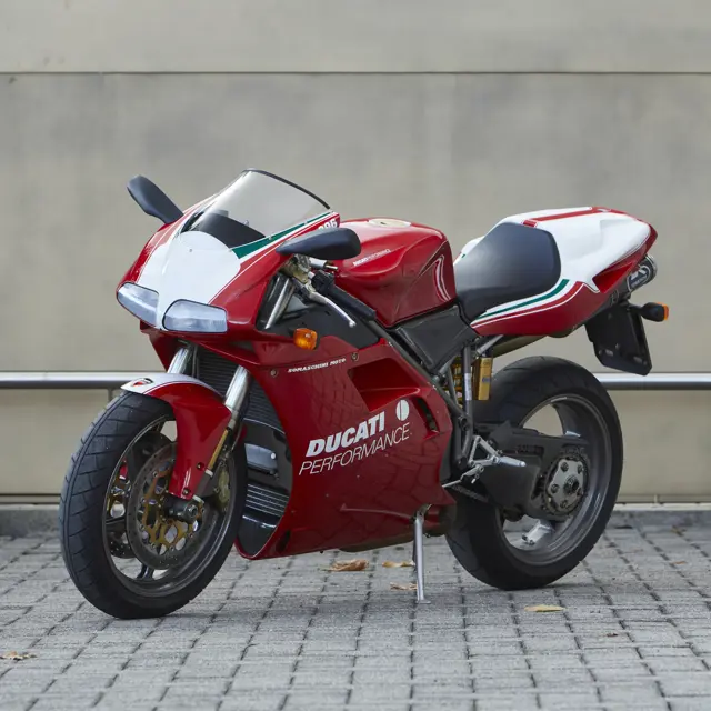 ducati 155 996r ボストロム 1/12 Lot 657 - Three Signed 1:12 Scale Ducati 996R
