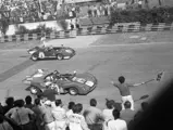 Ahead of race number “6”, the Autodelta Hezemans/Stommelen Alfa Romeo Tipo T33/3, Ronnie Peterson in chassis number 0886 is ushered into the pit lane by a crew member on 10 January 1972 at the Buenos Aires 1000 Kilometres.