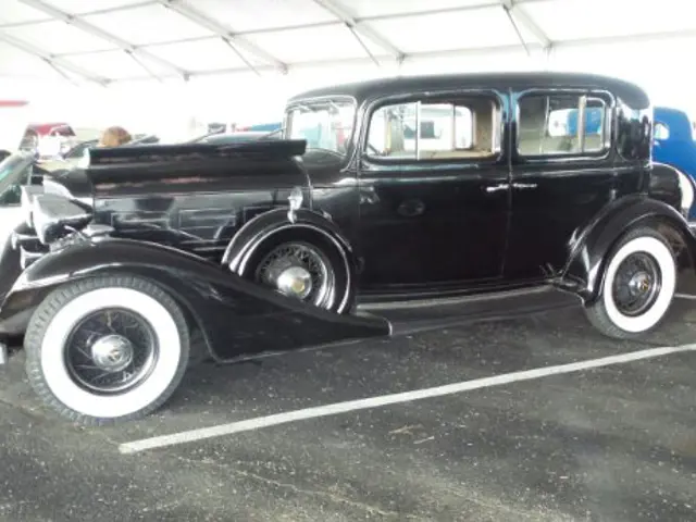 1933 Cadillac V-8 Town Sedan by Fisher | Auburn Fall 2015 | RM