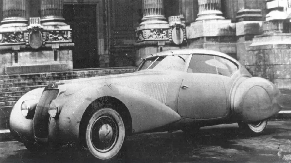 The Delage in its "unofficial" display, outside the 1937 Paris Salon at the Grand Palais, by Delage and Pourtout.