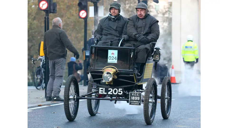 The Locomobile rounds Wellington Arch near the beginning of the 2016 London to Brighton Veteran Car Run.