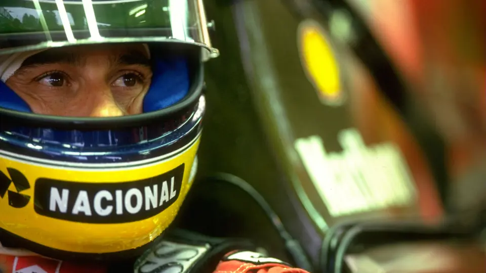 Ayrton Senna wears the Shoei helmet at the 1992 Belgian Grand Prix. The item is recognisable thanks to the precise placement of the logos and stone chips noted in the Nacional logo.