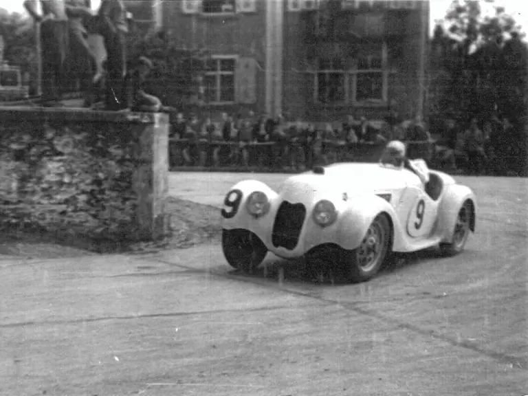 Chassis 85065 makes another appearance at Rund Um Schotten, this time on 15 August 1948, wearing the race number “9”.