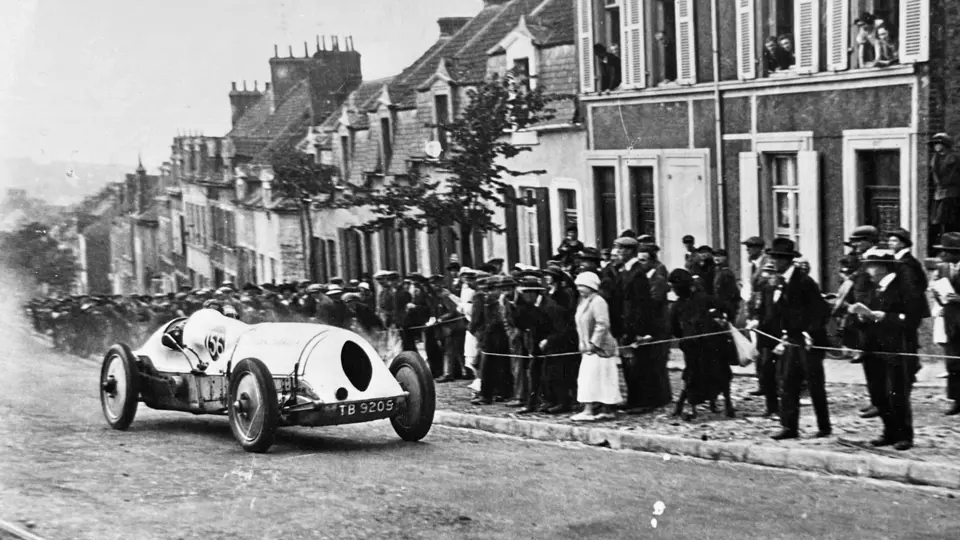 Parry-Thomas hurtles past the crowd at the Boulogne-sur-Mer hill climb, circa c. 1925. Parry-Thomas hurtles past the crowd at the Boulogne-sur-Mer hill climb, circa c. 1925.