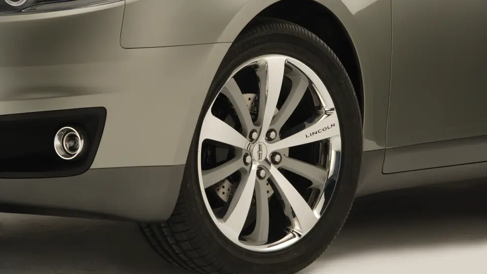 : Fitting the character of the Lincoln MKS, the 20-inch, five/five spoke wheels feature both performance and luxury design cues.

