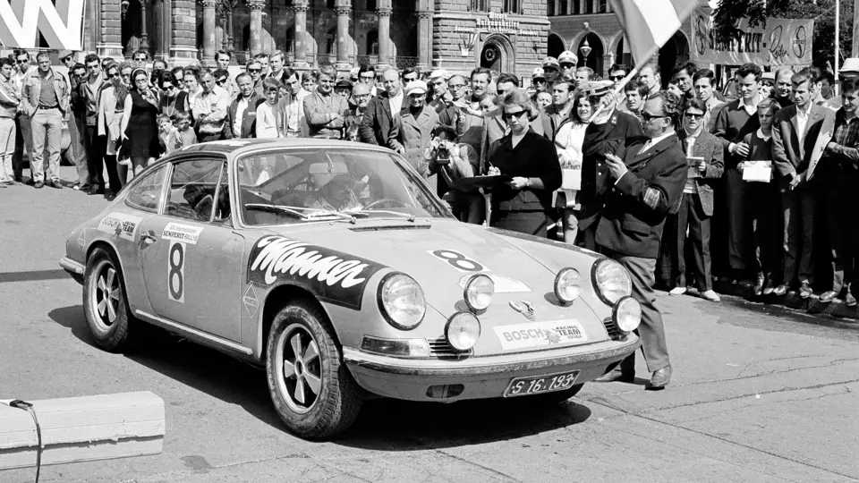 Joginder Singh behind the wheel of the 911 S during the 1969 Internationale Semperit Rally.