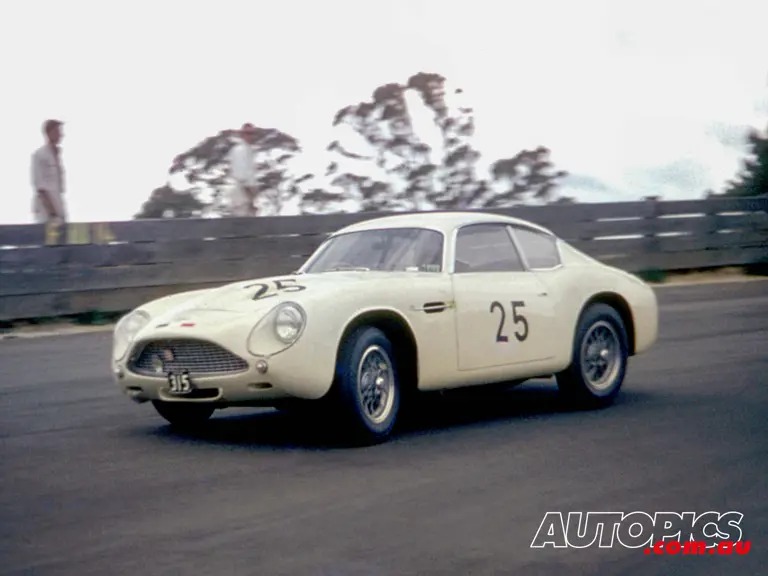 Chassis 0186/R, race #25, driven by Ian 'Pete' Geoghegan at Catalina Park, Katoomba in the Blue Mountains, New South Wales, Australia, 28th August 1962.