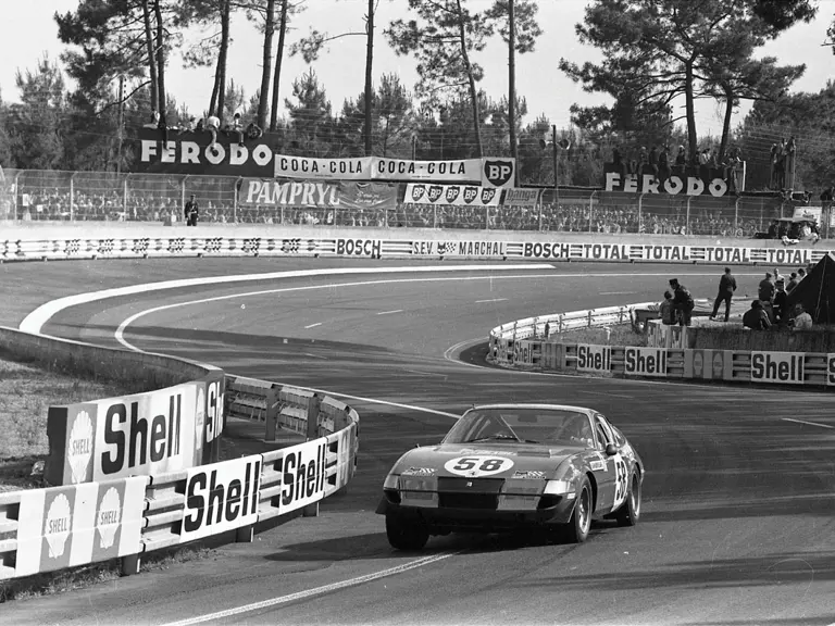 The Ferrari 365 GTB/4 ‘Daytona’ is deftly threaded through the Esses towards Tetre Rouge.