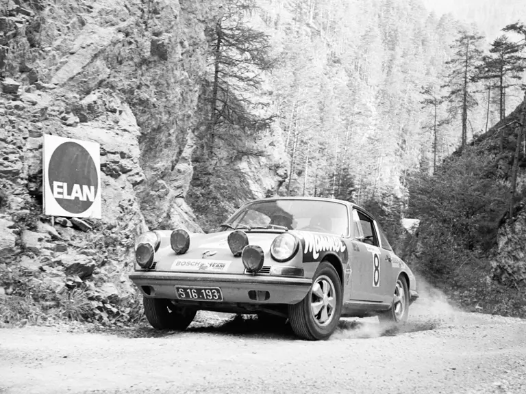 Joginder Singh behind the wheel of the 911 S during the 1969 Internationale Semperit Rally.