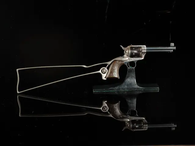 Display M1873 Colt Cavalry 装飾的な金ーリボルバー s-l1200.jpg