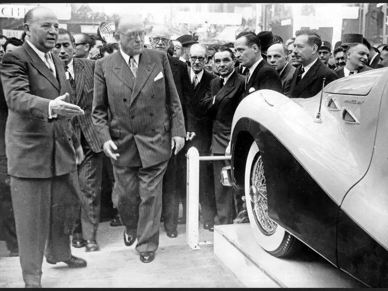 Jacques Saoutchik shows off 100238 to French President Vincent Auriol on the Saoutchik stand at the 1950 Paris Salon.