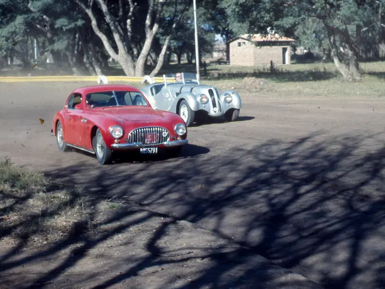 Enrique Escobar battles against a BMW 328 at a local race in Buenos Aires. The driver was given an award by Piero Dusio after the race.
