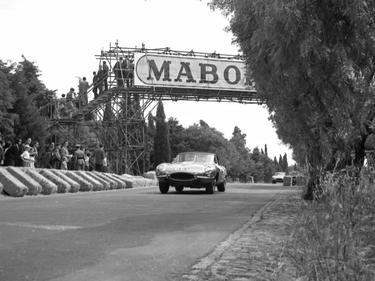 Pinto behind the wheel of his E-Type at Montes-Claros in 1963 racing to a 1st place photo.