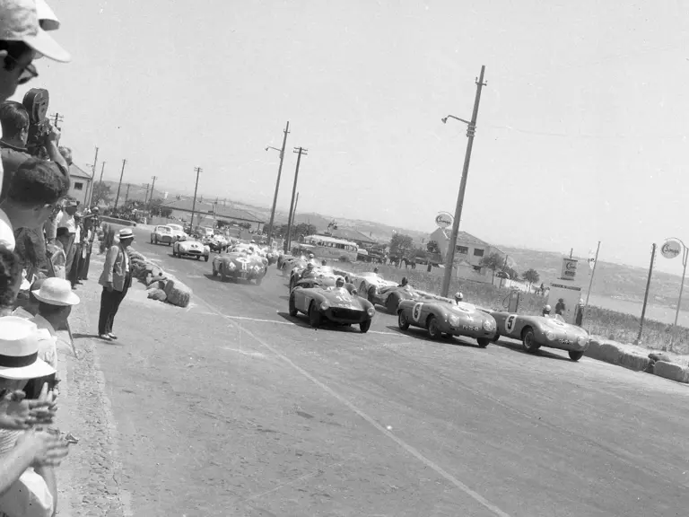 Nogueira’s WD Denzel 1300 (front, centre; race number 6), right before the start of Portuguese Grand Prix in 1954—the first year that Monsanto Circuit hosted the event.