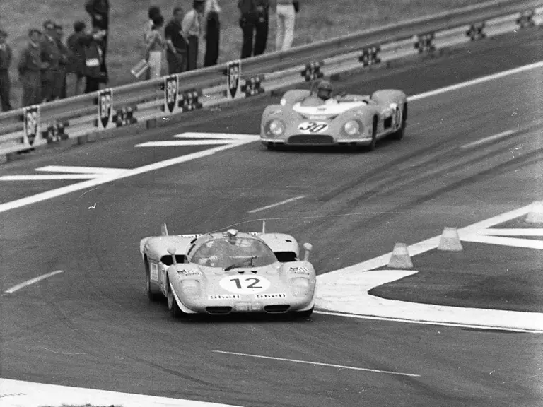 The Ferrari 512 S of Walker and de Fierlant leads the number ‘30’ Matra-Simca MS650 at the 1970 24 Hours of Le Mans
