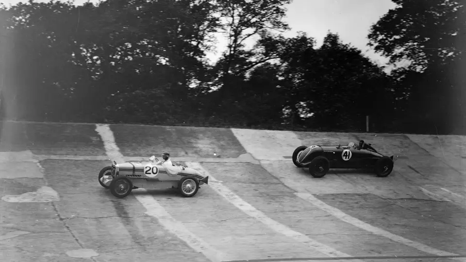 WG Everitt leads the Bentley of Earl Howe/Dudley Froy on the Brooklands banking during the 1934 BRDC 500 Miles.