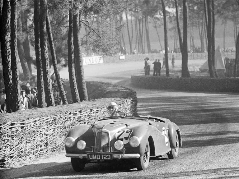 2-Litre Sports AMC/49/3 gracefully navigates the Esses of the Le Mans circuit.