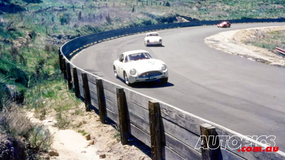 Chassis 0186/R, race #25, driven by Ian 'Pete' Geoghegan at Catalina Park, Katoomba in the Blue Mountains, New South Wales, Australia, 28th August 1962.