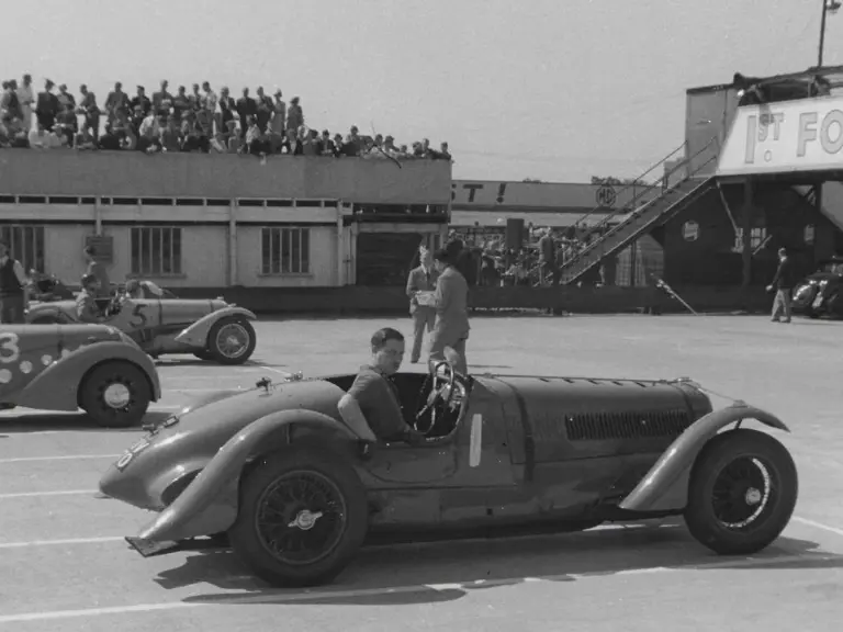 Arthur Dobson sat in DUV 870 at the start of the 1939 Invitation Road Race at Brooklands. He would go to achieve a 1st-Place finish.