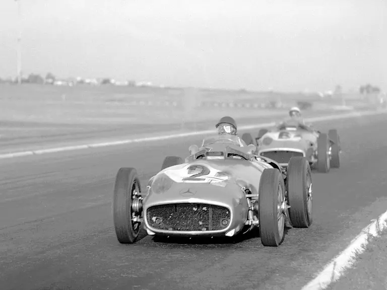 Juan Manuel Fangio (#2), the eventual winner, leads Stirling Moss (#6) in the Formula Libre Buenos Aires Grand Prix, 30 January 1955. For this race, these W 196 R racing cars were equipped with 3-liter engines from the 300 SLR (W 196 S).