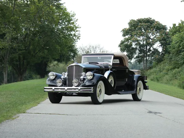 1:43 KESS MODEL Pierce Arrow 124 Sedan Le Baron Closed 1933 KE43059000