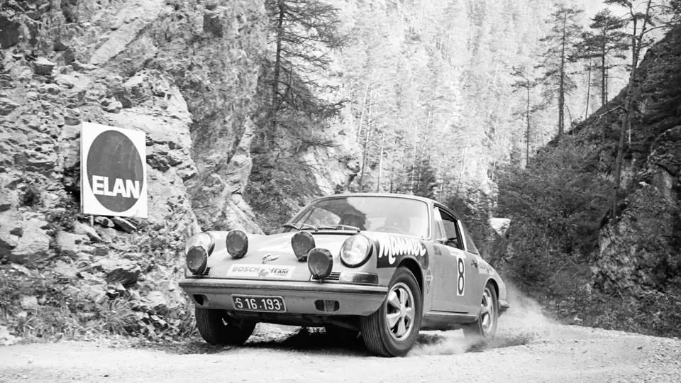 Joginder Singh behind the wheel of the 911 S during the 1969 Internationale Semperit Rally.