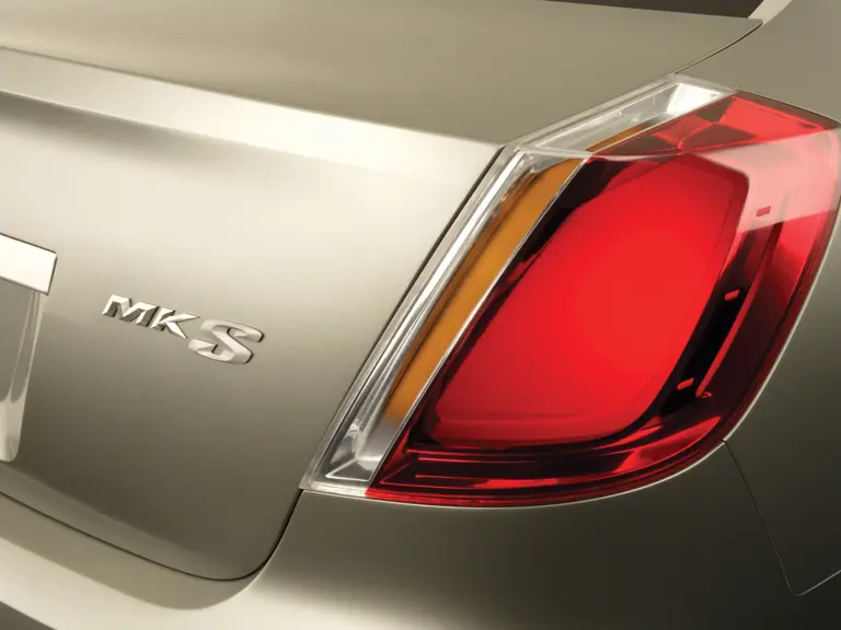 The Lincoln MKS features elegant, distinctive LED taillights that complement the adaptive LED headlamps. 