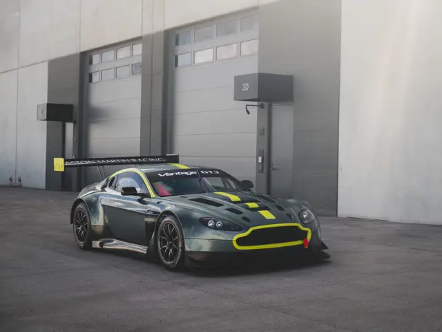 ミニチャンプスAston Martin V12 GT3 2012年300台限定 6f5e2da92e454249fb6cb9c48aa4d4