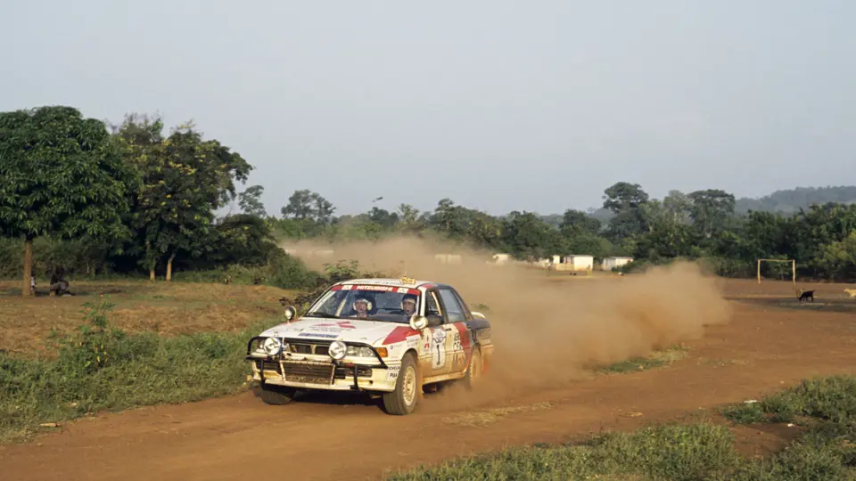 Patrick Tauziac and Claude Papin at speed during the 1990 Rallye Côte d’Ivoire Bandama.