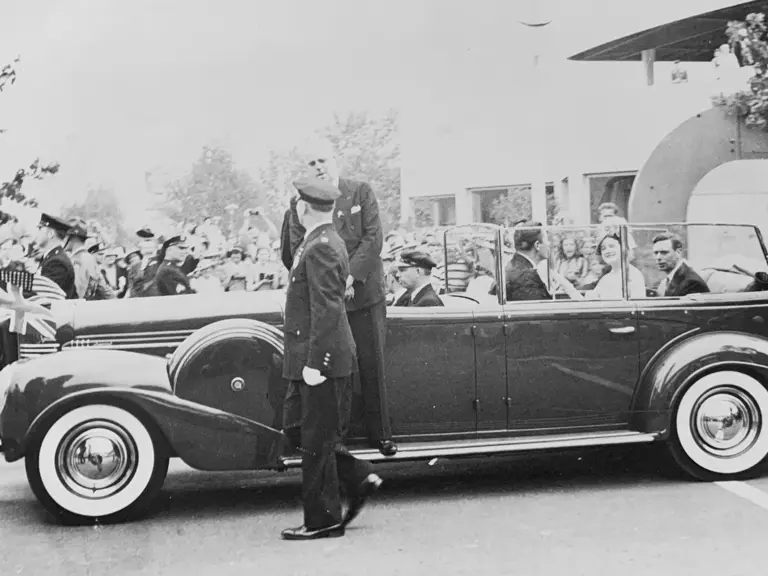 King George VI and Queen Elizabeth during their visit to New York World’s Fair. Note the addition of bullet proof glass and rear-facing jump seats.