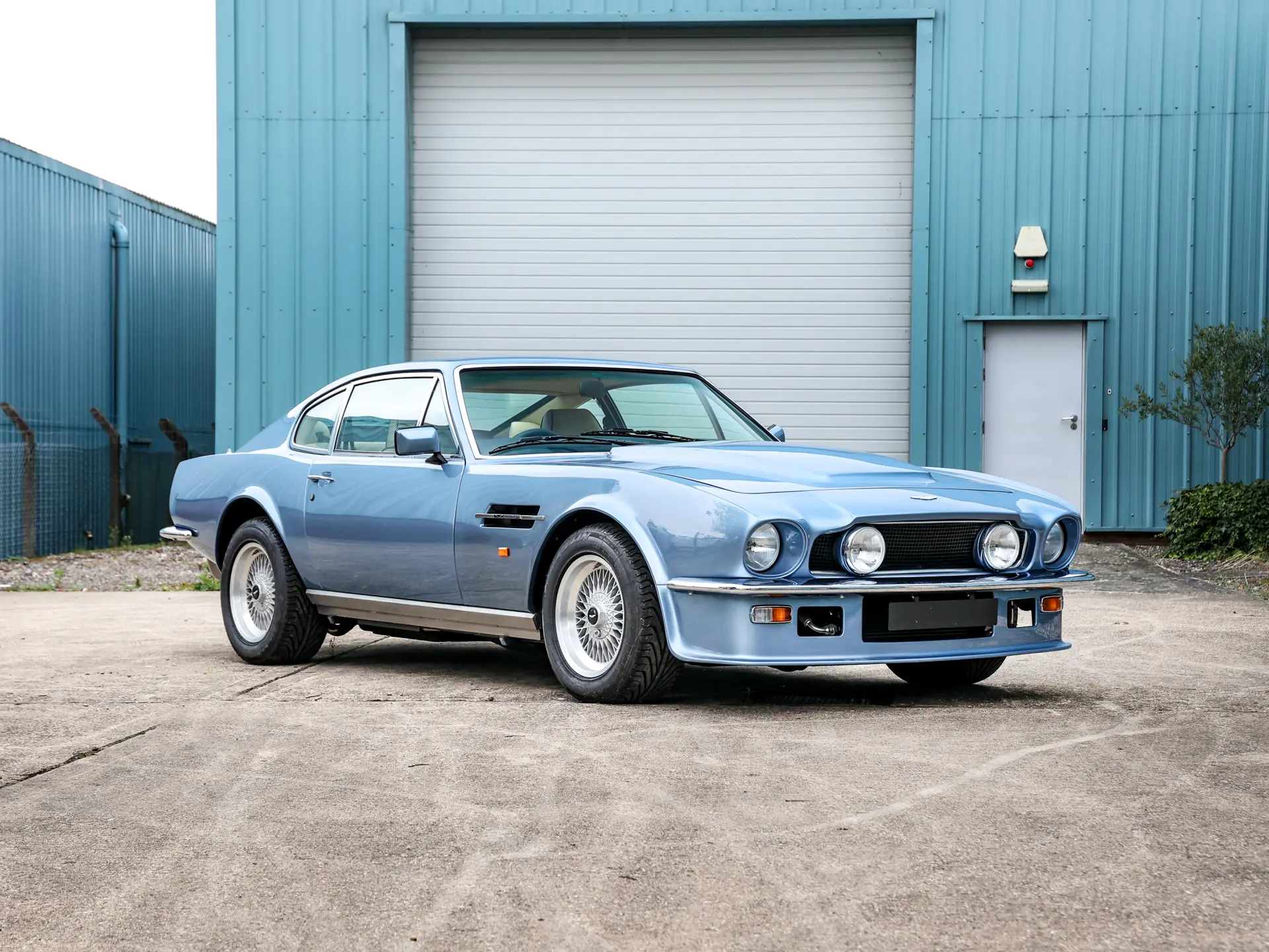 Elegant Aston Martin V8 Vantage 1988 Images