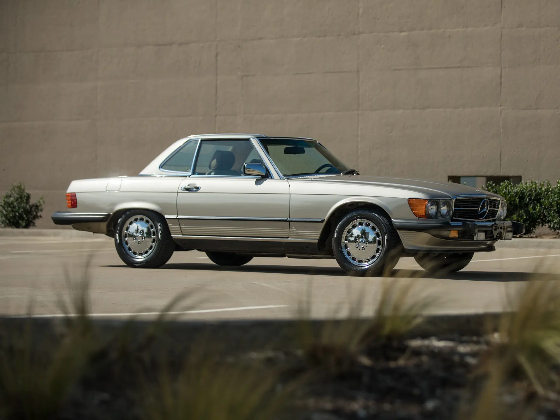 1987 Mercedes-Benz 560 SL | Amelia Island 2022 | RM Sotheby's