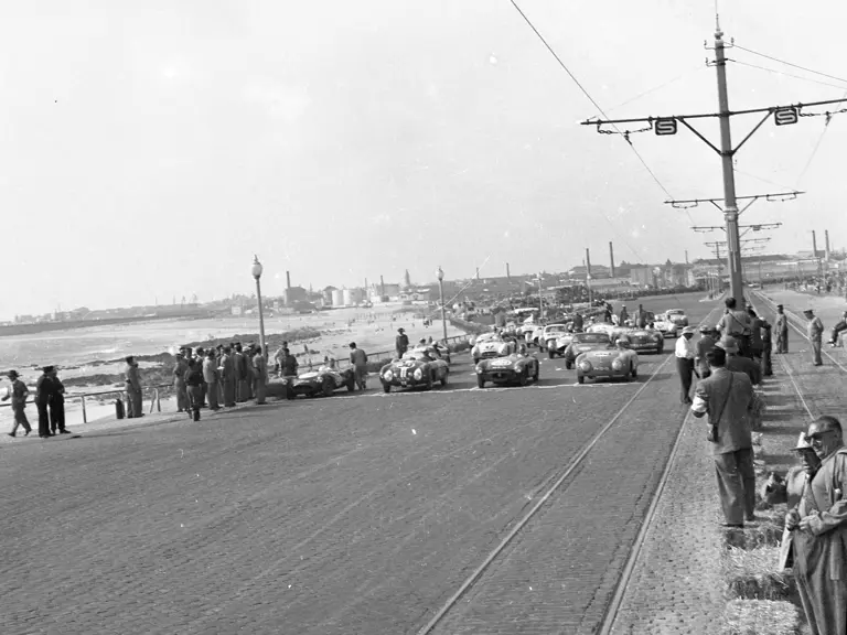 Nogueira’s Denzel can be seen on the far right, just before the start of the 1954 Circuito de Porto race.